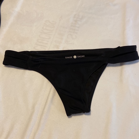 DEAL DEAL …Women’s bathing suit 👙 plus 1 top with 4 bottoms and a cover up. - Picture 5 of 11